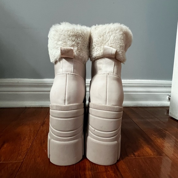 Baby pink fuzzy platform boots - Picture 2 of 4